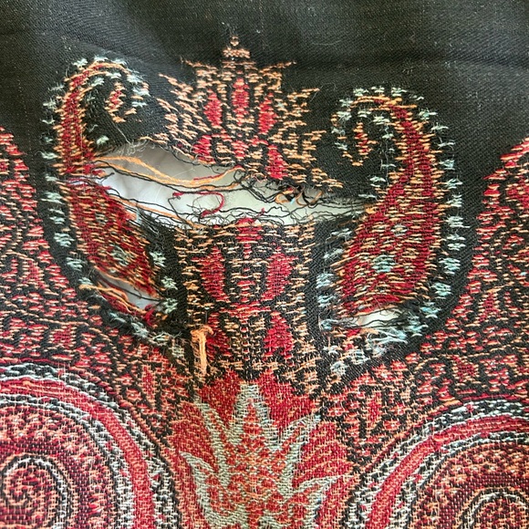Vintage paisley wool shawl. 65 x 65. Has defects due to age!! Needs repair. - Picture 3 of 6